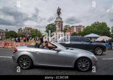 Richmond, Usa. Juni 2020. Die Menschen sehen die Menge, während sie am Samstag, 20. Juni 2020, am Robert E. Lee Denkmal in Richmond, Virginia, vorbei fahren. In den letzten drei Wochen des Protests über Polizeibrutalität und rassistische Ungerechtigkeit wurde die Statue verstärkt untersucht. Foto von Ken Cedeno/UPI Kredit: UPI/Alamy Live Nachrichten Stockfoto