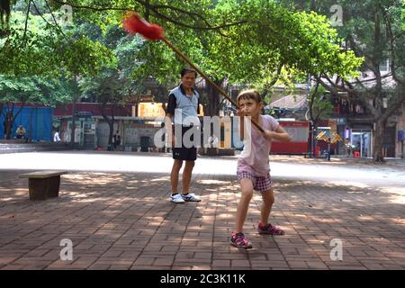 GUANGZHOU, CHINA - CA. MAI 2020: Ein kleines weißes Mädchen praktiziert Kung-Fu mit einer chinesischen Kampfkunstlehrerin, Stil Choy Li FUT in Kantonesisch. Stockfoto