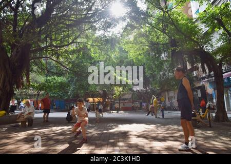 GUANGZHOU, CHINA - CA. MAI 2020: Ein kleines weißes Mädchen praktiziert Kung-Fu mit einer chinesischen Kampfkunstlehrerin, Stil Choy Li FUT in Kantonesisch. Stockfoto