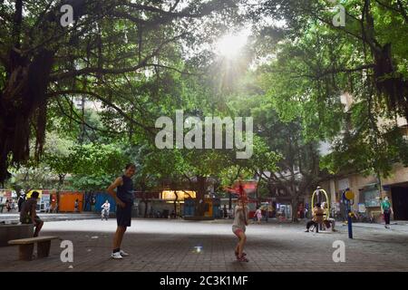 GUANGZHOU, CHINA - CA. MAI 2020: Ein kleines weißes Mädchen praktiziert Kung-Fu mit einer chinesischen Kampfkunstlehrerin, Stil Choy Li FUT in Kantonesisch. Stockfoto