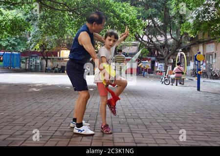 GUANGZHOU, CHINA - CA. MAI 2020: Ein kleines weißes Mädchen praktiziert Kung-Fu mit einer chinesischen Kampfkunstlehrerin, Stil Choy Li FUT in Kantonesisch. Stockfoto