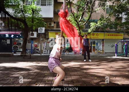 GUANGZHOU, CHINA - CA. MAI 2020: Ein kleines weißes Mädchen übt Kung-Fu mit einer chinesischen Kampfkunstlehrerin, Stil Choy Li FUT (Kantonesisch). Stockfoto