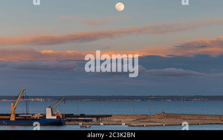 Herrlicher Blick auf den hellen Vollmond in bewölktem Himmel über der Bucht von Palma de Mallorca Stockfoto