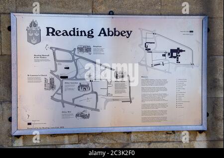 Reading, Berkshire, Großbritannien. April 2015. Ein Schild mit Informationen über die Geschichte der Abtei von Reading im Stadtzentrum von Reading, Berkshire. Quelle: Maureen McLean/Alamy Stockfoto