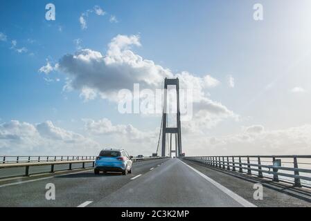 Autos auf dem Großen Gürtel Feste Verbindung zwischen den dänischen Inseln Seeland und Fünen, Dänemark, 23. Mai 2020 Stockfoto