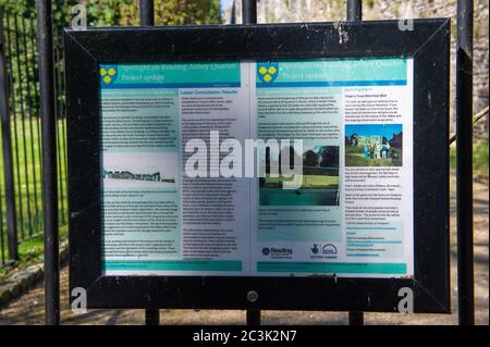 Reading, Berkshire, Großbritannien. April 2015. Reading Quarter Abbey Update-Schild in Reading Town Centre, Reading, Berkshire. Quelle: Maureen McLean/Alamy Stockfoto