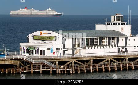 Bournemouth, Großbritannien. Juni 2020. Cunards Kreuzfahrtschiff Queen Victoria vor Anker in der Poole Bay am Bournemouth Pier. Kredit: Richard Crease/Alamy Live Nachrichten Stockfoto