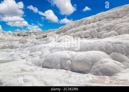 Travertin Pools und Terrassen in Pamukkale, Türkei in einem schönen Sommertag Stockfoto