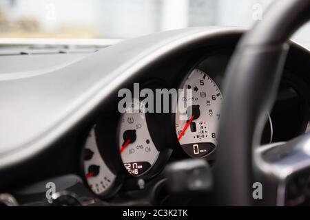 Moskau. November 2018. Bordcomputer und weißes Armaturenbrett Porsche Panamera Turbo. Drehzahlmesser, Tachometer, Ölstand. Rote Pfeile auf dem Armaturenbrett. Luxuriöse Deutsche Limousine Stockfoto