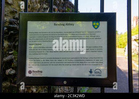 Reading, Berkshire, Großbritannien. April 2015. Eine Geschichtskarte über die Abtei von Reading im Stadtzentrum von Reading, Berkshire. Quelle: Maureen McLean/Alamy Stockfoto
