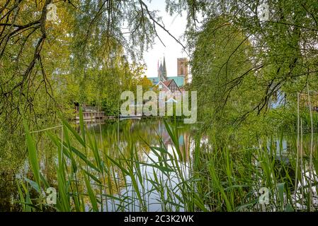 Ribe Fluss mit viel Schilf und einer Spiegelung der Kathedrale im ruhigen Wasser, Ribe, Dänemark, 29. Mai 2020 Stockfoto