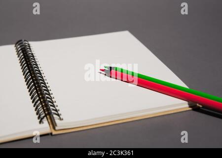 Spiralheft mit Buntstiften, Ansicht von oben Stockfoto
