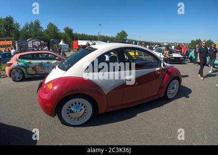 Moskau, Russland - 01. Juni 2019: Getunter rot-weißer volkswagen Käfer auf der Straße geparkt, Scirocco eingewickelte bleibt im Hintergrund Stockfoto