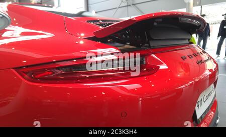 Moskau. Herbst 2018. Porsche Carrera 911 4s in Bright Red im Showroom Stockfoto