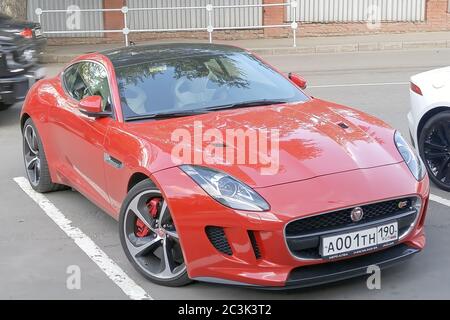Moskau. Herbst 2018. Roter Jaguar F - Typ S in der Nähe des Porsche-Händlerbetriebs. Stockfoto
