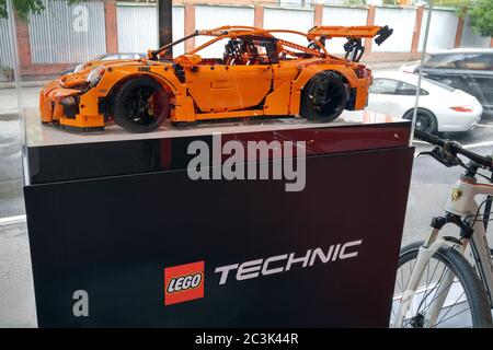 Moskau. Herbst 2018. Der original Lego Porsche 911 GT3 RS im Porsche-Autohaus. Oranger Sportwagen vom Designer Stockfoto