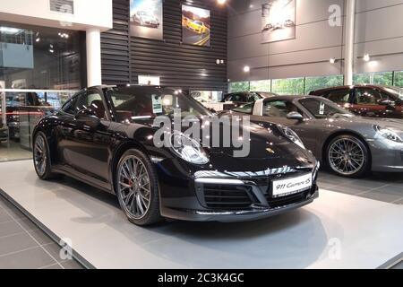 Moskau. Februar 2019. Porsche 911 Carrera 4S 991 schwarz im Ausstellungsraum des Autohauses Stockfoto