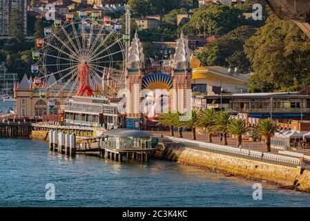 Sydney Vergnügungspark Luna Park mit dem Riesenrad im Hintergrund Stockfoto