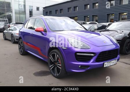 Moskau. Herbst 2018. Blau lila gestreift mit rotem Porsche Cayenne E2 steht auf dem Parkplatz. Vinylfolie eingewickelt. Stockfoto