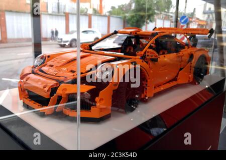 Moskau. Herbst 2018. Der original Lego Porsche 911 GT3 RS im Porsche-Autohaus. Oranger Sportwagen vom Designer Stockfoto