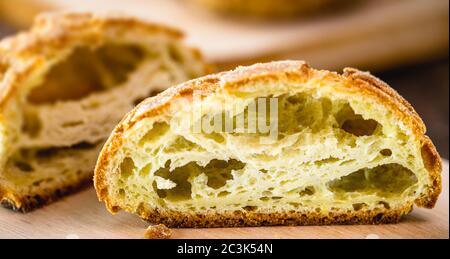 Brasilianisches Brot, in zwei Hälften geschnitten. Mit Maismehl gemacht. Brasilianische Küche, minas gerais und são paulo Staat. Stockfoto