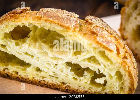 Brasilianisches Brot, in zwei Hälften geschnitten. Mit Maismehl gemacht. Brasilianische Küche, minas gerais und são paulo Staat. Stockfoto