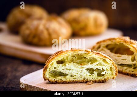 Brasilianisches Brot, in zwei Hälften geschnitten. Mit Maismehl gemacht. Brasilianische Küche, minas gerais und são paulo Staat. Stockfoto