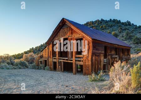 PINE GROVE, NEVADA, USA - 03. Mai 2020: Ein verlassene Gebäude ist unter den Überresten in der Minenlager Geisterstadt Pine Grove. Stockfoto