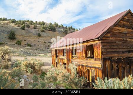 PINE GROVE, NEVADA, USA - 03. Mai 2020: Ein verlassene Gebäude ist unter den Überresten in der Minenlager Geisterstadt Pine Grove. Stockfoto
