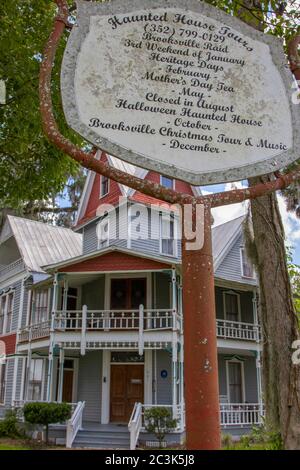 Das Schild Haunted House Tour am historischen viktorianischen Haus May-Stringer aus der Mitte des 19. Jahrhunderts in Brooksville, FL Stockfoto