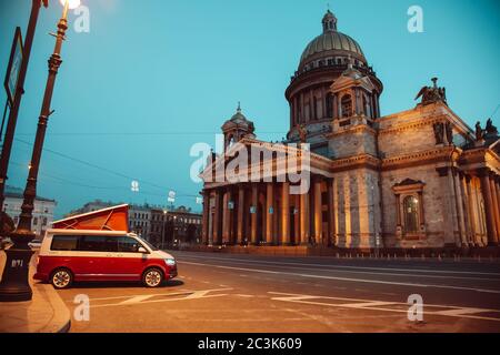 St. Petersburg, Russland - 22. Juli 2019: Rot und weiß gefärbt moderner Volkswagen Multivan California Ocean (Transporter T6). Für eine Nacht in der Straße gegenüber der Kathedrale geparkt. Stockfoto