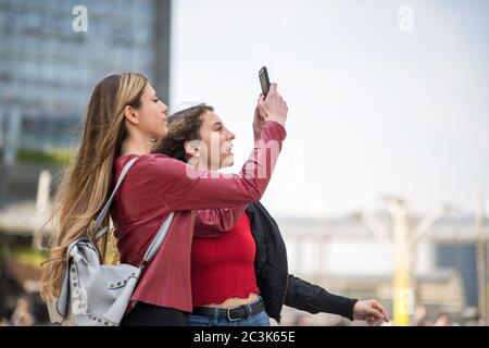 Schöne Frauen, die ein Selbstporträt im Freien, Jugend-Konzept Stockfoto