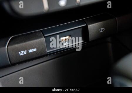 Nahaufnahme Ladegerät und usb-Eingang in modernen Auto Stockfoto