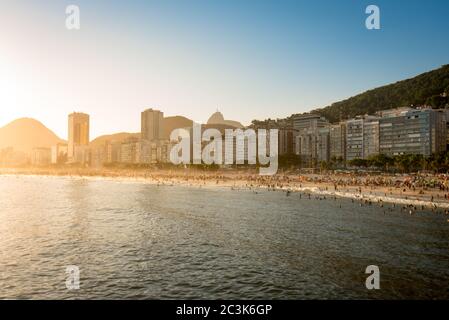 Warmer Sonnenuntergang in Copacabana, dem berühmten Strand von Rio de Janeiro, Brasilien Stockfoto