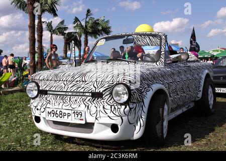 Moskau, Russland - 25. Mai 2019: Getuntes sowjetisches Retro-Auto Zaz 968M Cabriolet. Neu in Zebra gemalt und mit künstlicher Haut bedeckt. Draußen stehen Stockfoto
