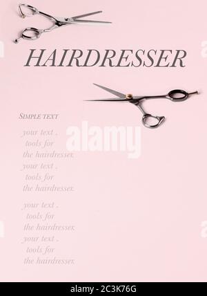 Mehrere Friseurtools. Schere . Auf einem rosa Hintergrund. Stockfoto