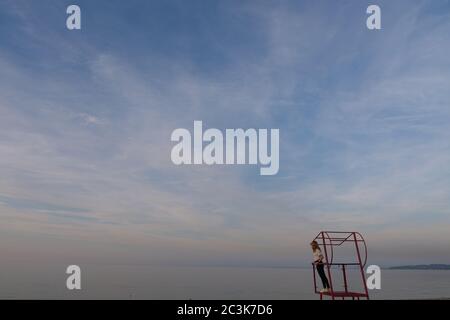 Ein Zeichen auf einem bewölkten Tag undefiniert Stockfoto