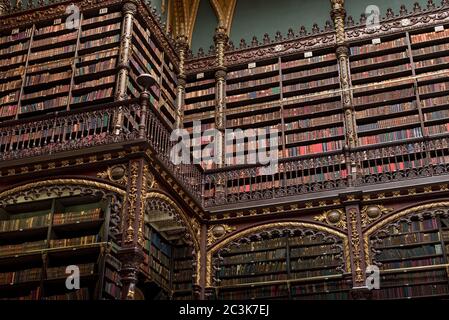 Schön dekorierte Regale voller antiker Bücher Stockfoto