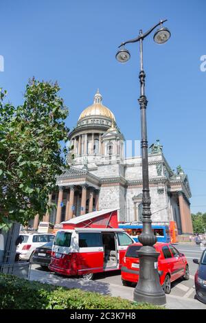 St. Petersburg, Russland - 22. Juli 2019: Rot und weiß gefärbt moderner Volkswagen Multivan California Ocean (Transporter T6). Für eine Nacht in der Straße gegenüber der Kathedrale geparkt. Stockfoto