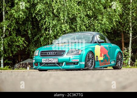 Moskau, Russland: 06. Juli 2019: Audi TT Red Bull Racing auf dem Parkplatz in der Nähe des Waldes. Grüne Farbe lackiert abgestimmt und Low-Sport-Auto. Stockfoto