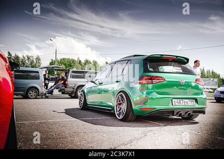 Moskau, Russland - 06. Juli 2019: Getuntes Volkswagen Golf 7 zu einer grünen Vinylfolie angezogen. Montierte exklusive Räder, Luftfederung. Lowrider auf dem Parkplatz. Rückseite Stockfoto