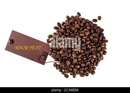 Kaffeebohnen mit leerem Etikett für Ihren Text. Kaffeebohnen isoliert auf weißem Hintergrund. Speicherplatz kopieren. Flach liegend. Stockfoto
