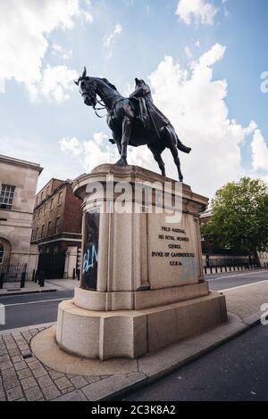 London / UK - 06/20/2020: Prinz George, Duke of Cambridge Denkmal Statue von BLM Demonstranten auf Black Lives Matter Protest während der Sperre zerstört Stockfoto