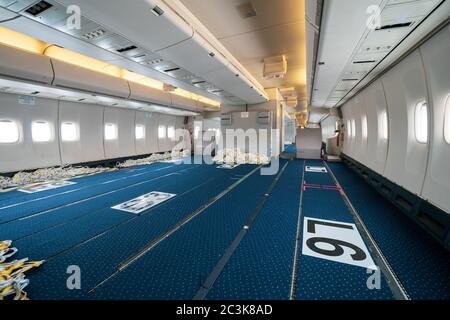 Innenansicht eines umgebauten Passagiers in ein Frachtschiff mit Sitze entfernt, um chirurgische Masken und Kleider aus China fliegen Bekämpfung der COVID-Pandemie Stockfoto