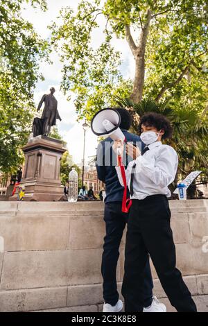 London / UK - 06/20/2020: Kleiner Junge mit Megaphon während Black Lives Matters Protest am Parliament Square Stockfoto