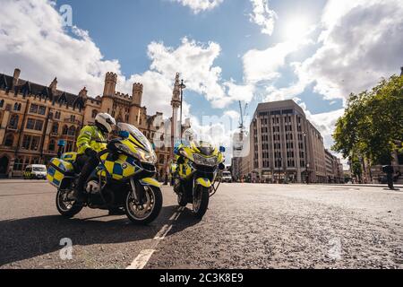 London / UK - 06/20/2020: Metropolitan Police Officers on motorbikes waiting for Black Lives Matters drängen Demonstranten, um zu passieren. Stockfoto