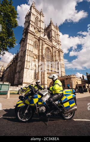 London / UK - 06/20/2020: Metropolitan Police Officers on motorbikes waiting for Black Lives Matters drängen Demonstranten, um zu passieren. Stockfoto