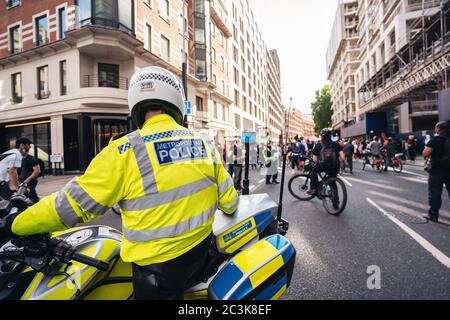 London / UK - 06/20/2020: Metropolitan Police Officers on motorbikes waiting for Black Lives Matters drängen Demonstranten, um zu passieren. Stockfoto