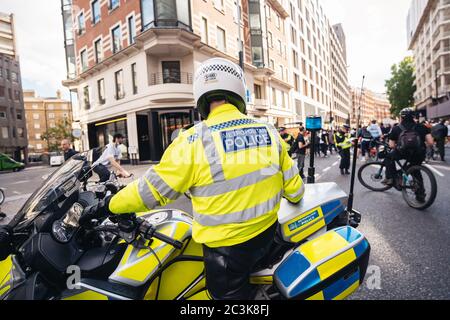 London / UK - 06/20/2020: Metropolitan Police Officers on motorbikes waiting for Black Lives Matters drängen Demonstranten, um zu passieren. Stockfoto