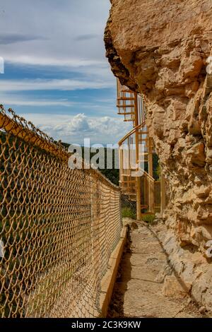 Wendeltreppe und Zaungeländer auf dem Sandia man Cave Trail in den Sandia Mountains außerhalb von PLACITAS, New Mexico Stockfoto